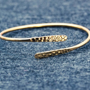 Unusual bangle with hammered surface, in silver and gold