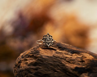 Filigree silver ring with flower design