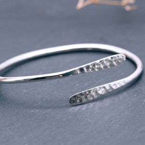 Unusual bangle ZOE with hammered surface, in silver and gold