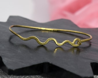 Minimalist brass bangle “WAVEA” | Thin wave bangle in boho style
