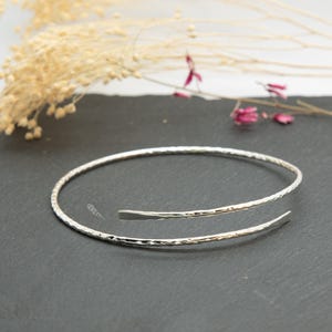 Upper arm band in silver (925 sterling silver) or gold (brass) – hammered surface structure