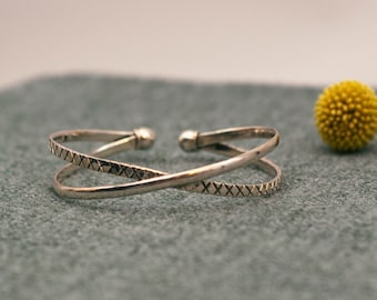 Statement silver bangle “Lakshmi” made of 925 sterling silver | Double-wrapped bangle with a delicate pattern