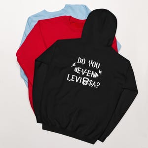 Pode incluir: Um moletom preto com capuz com o texto "DO YOU EVEN LEVIOSA?" em branco. O moletom com capuz é sobreposto com um moletom vermelho de gola redonda e um moletom azul claro de gola redonda.