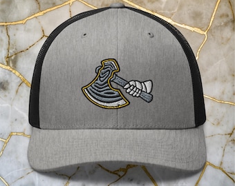 Può includere: Un cappello da camionista grigio e nero con un design di ascia ricamato in bianco e nero. L'ascia ha un contorno giallo e un manico bianco.