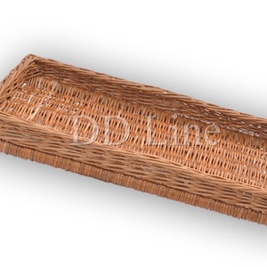 Op de afbeelding: Een rechthoekige mand van gevlochten wilgentenen in een natuurlijke bruine kleur. De mand is gemaakt van dunne, gevlochten wilgentenen en heeft een platte bodem en zijkanten.