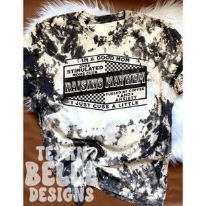 Camiseta desteñida "Raising Mayhem Mama", lavado ácido, teñido anudado inverso, camiseta "Good Mom", camiseta "Mamá", regalo para el Día de la Madre, "Impulsada por el café y la ansiedad".