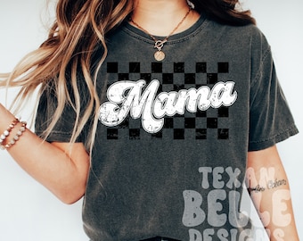 Op de afbeelding: Een donkergrijs T-shirt met een witte geruite achtergrond en het woord "Mama" in een wit retro-lettertype.