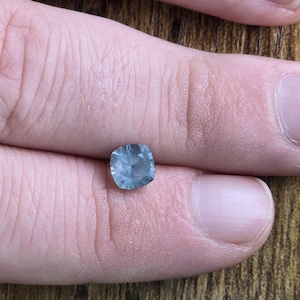 Natural Montana Sapphire / 1.43 ct / 6 mm