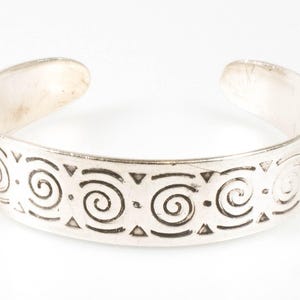 Vintage Sterling Silber Armspange mit geometrischer Spiralgravur! [Größe 17 cm]