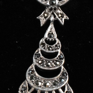 Vintage Sterling Silver SINGLE Gâteau d’anniversaire & Bow Chandelier Boucle d’oreille avec Marcasite!