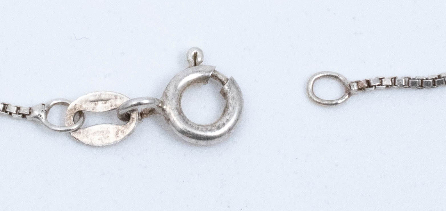 Vintage Sterling Silver Box Chain With Oval Pendant With Clustered