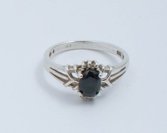 Vintage Sterling Silver Solitaire Ring with Oval Black Stone [Size 7.75 US]