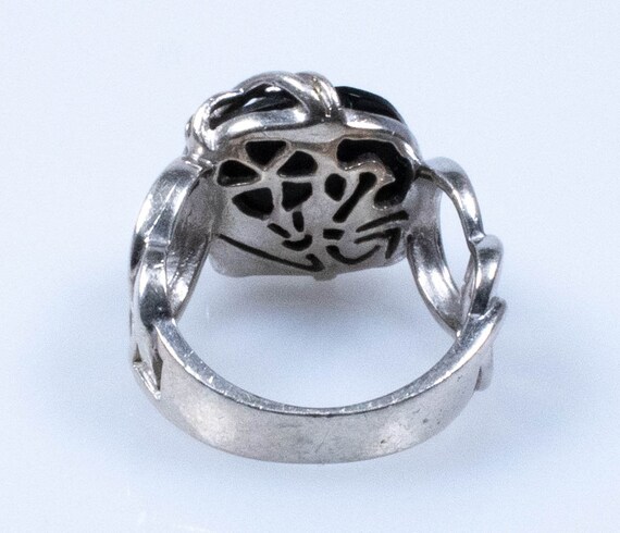 シルバーで囲まれたラウンドオニキスをあしらったヴィンテージ