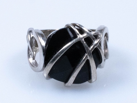 シルバーで囲まれたラウンドオニキスをあしらったヴィンテージ