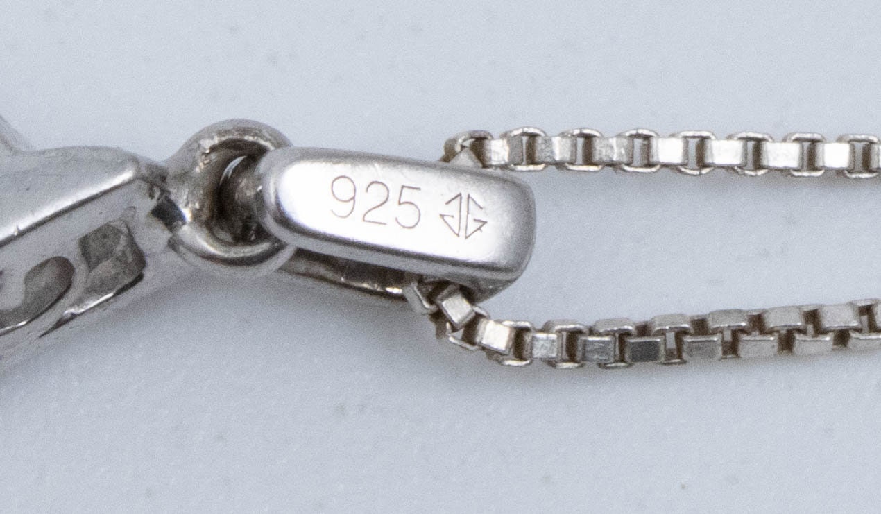 Vintage Sterling Silver Box Chain With Oval Pendant With Clustered