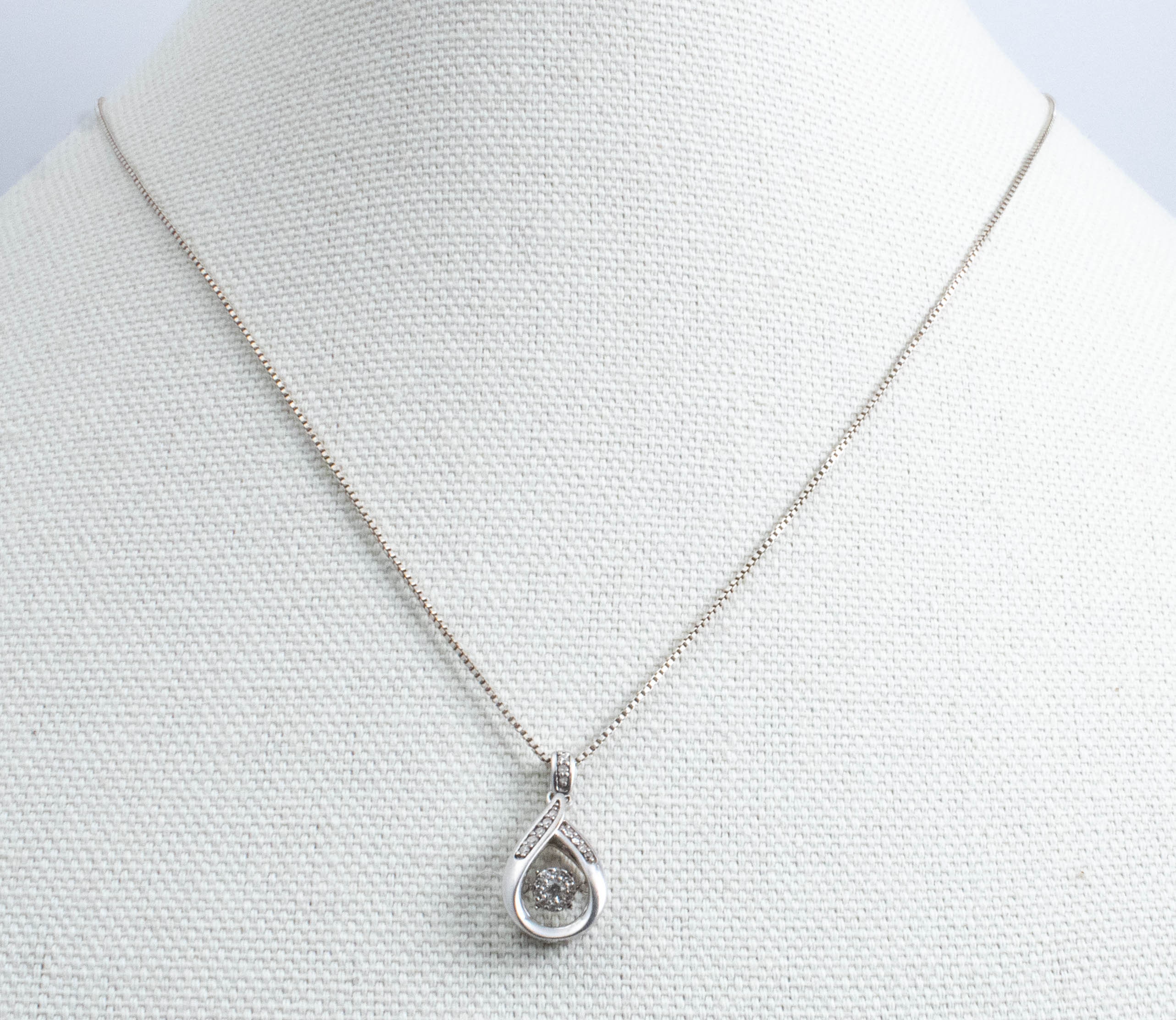 Vintage Sterling Silver Box Chain With Oval Pendant With Clustered
