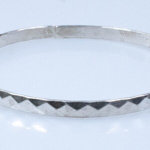 Vintage Sterling Silver Solid Bangle with Diamond Hammered Edge! [Size 7.75&quot;]