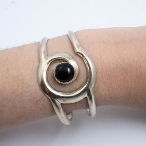 Vintage Sterling Silver Navajo Cuff With Circular Design And Centre Black Stone! [Size 6.25&quot;]