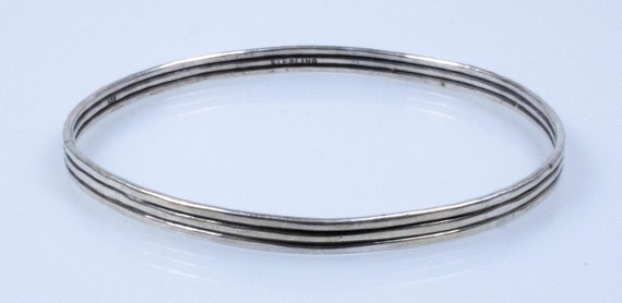 ヴィンテージ スターリング シルバーの洗練されたモダンなバングル