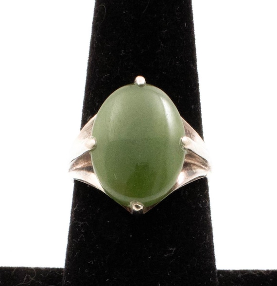 Vintage Sterling Silver Green Jade Oval Cabochon Ring! [size 7 US