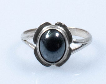 Vintage Sterling Silver Solitaire Ring with Dark Stone and Petal-Like Design [Size 8.5 US]