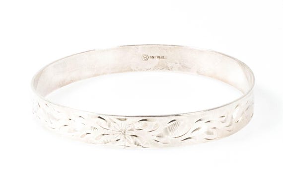 Burkhardtのヴィンテージスターリングシルバー彫刻入りバングル