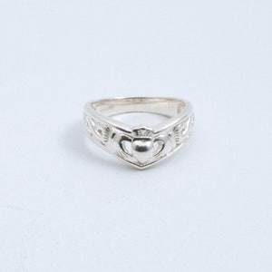 Vintage Sterling Silver Pointed Claddagh Ring! [Size 6 US]