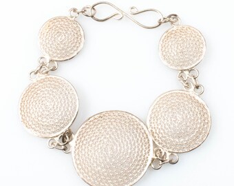 Vintage Sterling Silver Graduated Filigree Circle Link Bracelet! [Size 6.5"]
