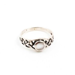 Vintage Sterling Silver Celtic Knot Mother of Pearl Ring! [Size 4 US]
