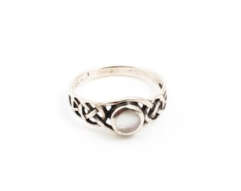 Vintage Sterling Silver Celtic Knot Mother of Pearl Ring! [Size 4 US]