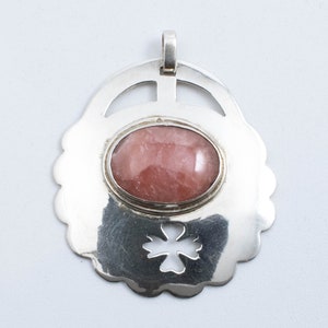Vintage Sterling Silver Scalloped Edge Pendant with Oval Pink Quartz!
