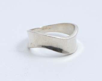 Vintage Sterling Silver Wide Wavy Ring! [Size 6 US]