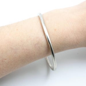 Brazalete vintage de plata de ley con bisagras redondeadas y sencillas. [Tamaño 8,25&quot;]