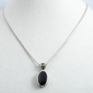 Vintage Sterling Silver Snake Chain With A Reversible Oval Pendant With A Black Stone Laser Cut Detailing! [Size 20&quot;]