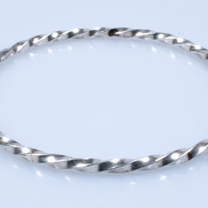 ¡Brazalete de alambre cuadrado retorcido de plata de ley vintage! Por GRENZ ¡Hecho a mano en Canadá! [Tamaño 7.75&quot;]