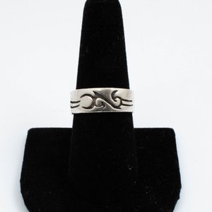 Vintage Sterling Silver Band with Norse Inspired Figures! [Size 8]