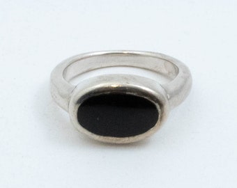 Vintage Sterling Silver Solitaire Ring with Oval Onyx! [Size 5.75 US]