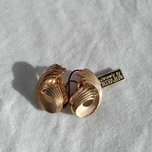 Vintage Trifari clip on earrings