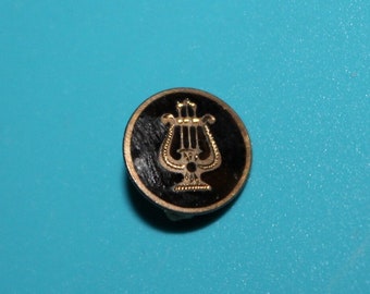 Pin redondo para solapa con lira de pequeños músicos