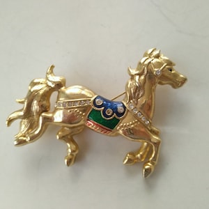 Troll-oping horse with enamel settle brooch pin