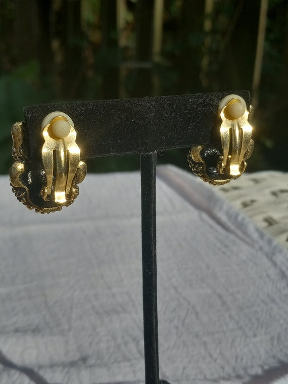 Joan Rivers Texturized Frog Clip on Earrings - image 4