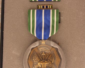 Medalla al Logro Militar del Ejército de EE. UU., con inscripciones sobre la Guerra de Vietnam y Corea. En su caja original.