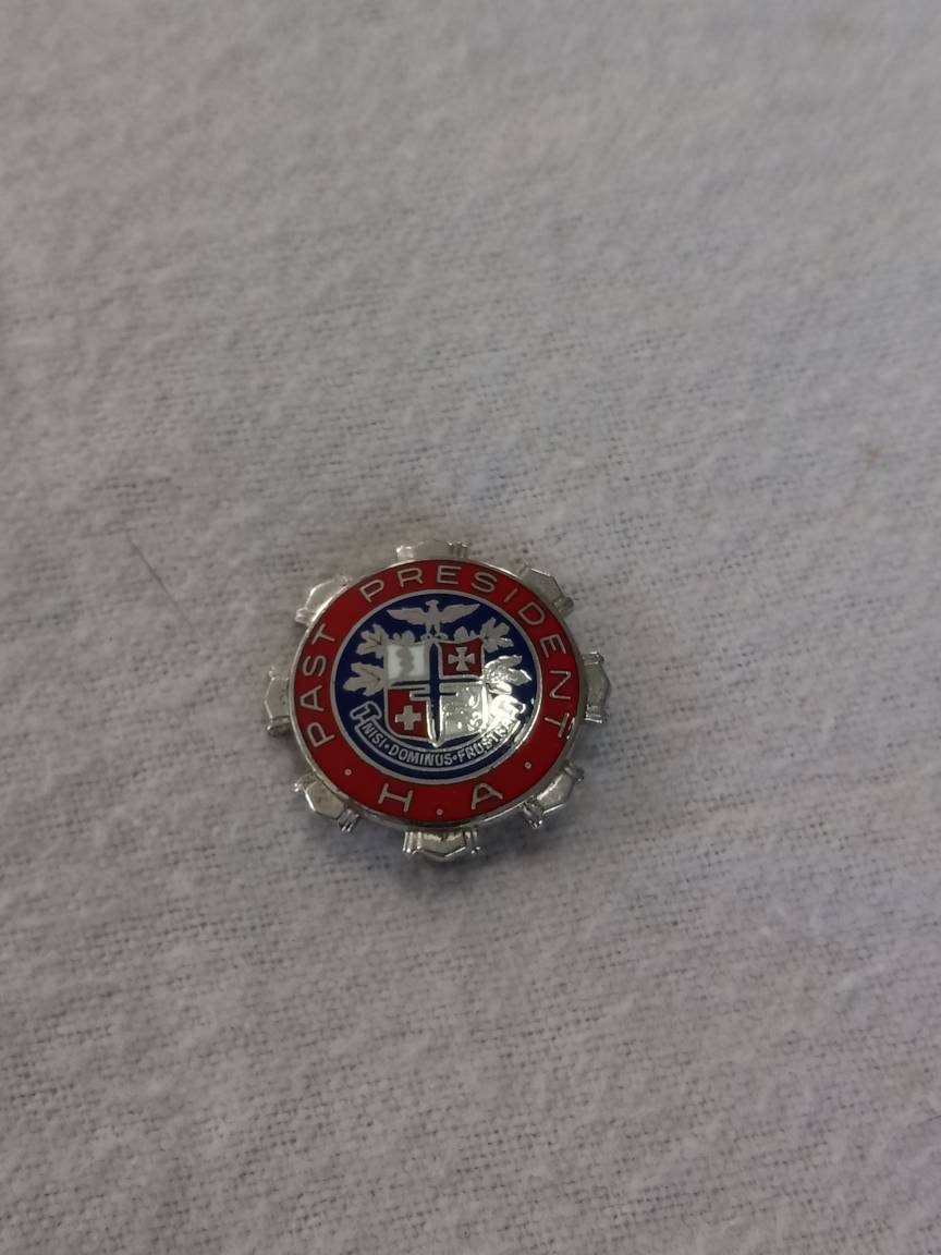 Sterling H.A. Hospital Auxiliary Past President Nisi Dominus Frustra Pin Badge
