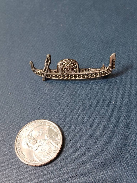 Broche En Argent Poinçonné Avec Marcassites - Motif Gondole - Très Jolie Pièce Vintage