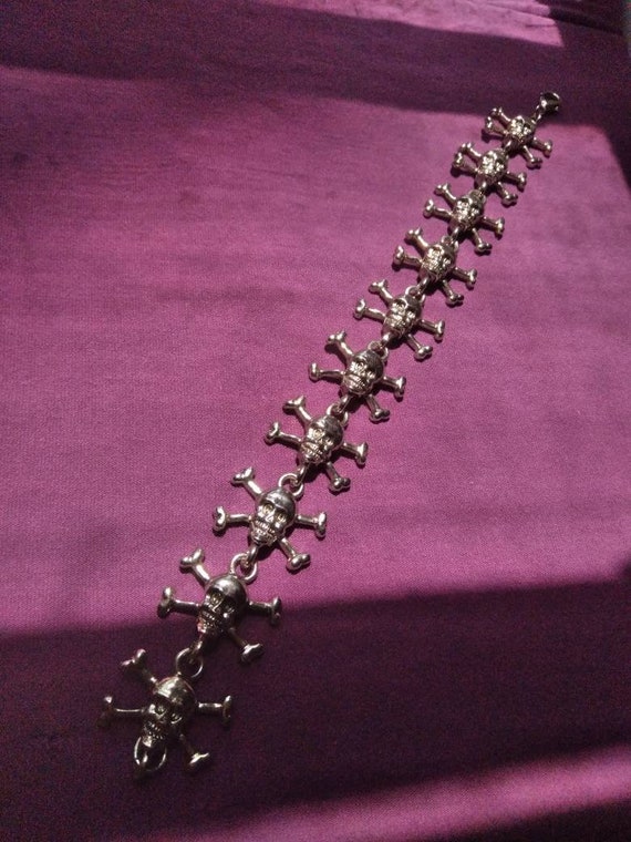 Skull and crossbone link bracelet