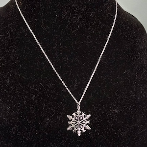 Avon Vintage Silvertone Snowflake Necklace Denmark