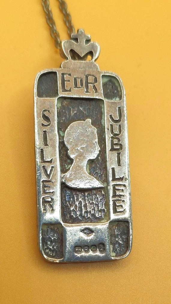 Queen silver jubilee silver - Gem
