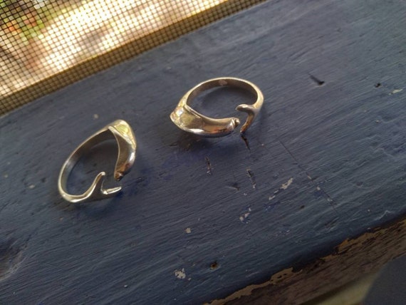 Solid silver dolphin ring size 8 - image 2