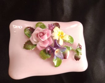Krone Staffordshire Bone China Schmuckkästchen mit Blumen