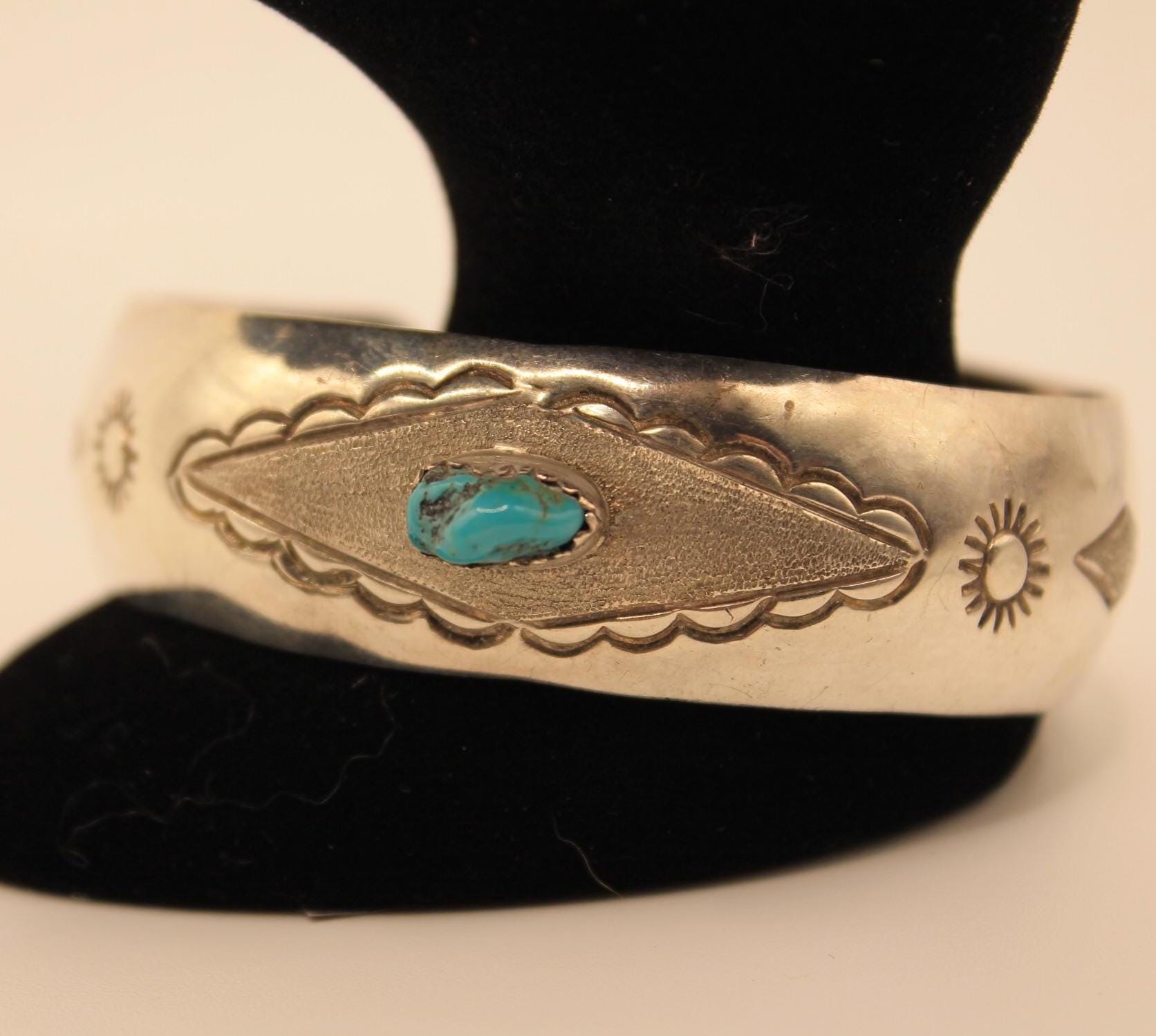 ナバホ族製 ターコイズ×シルバー カフブレスレット ナバホ族スターリングシルバーターコイズカフブレスレット（E A刻印